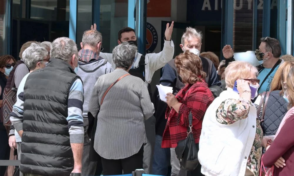 Κορονοϊός: Μόλις το 14% των ανεμβολίαστων άνω των 60 ετών πλήρωσε το πρόστιμο των 100 ευρώ